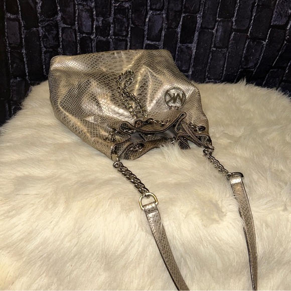 Michael Kors FRANKIE Embossed
Leather Glossy Silver Metallic Python
Bucket Bag - Picture 13 of 16